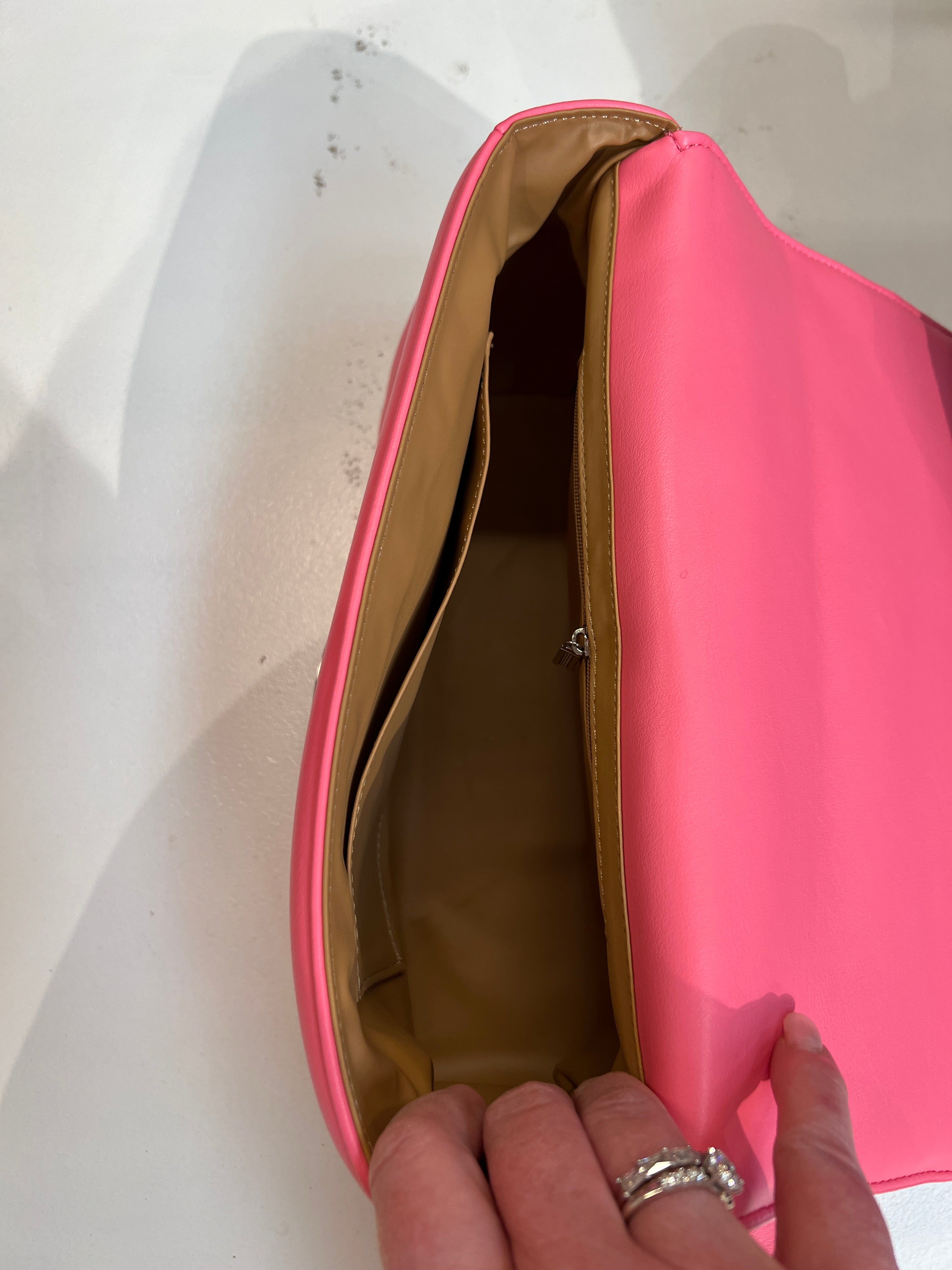 Hallie - Stor crossbag med sølv kæde og lukning